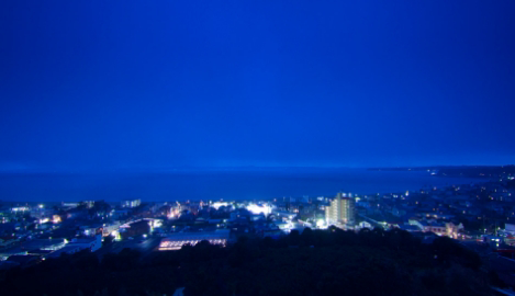 ひっそりと静かな夜の三浦海岸