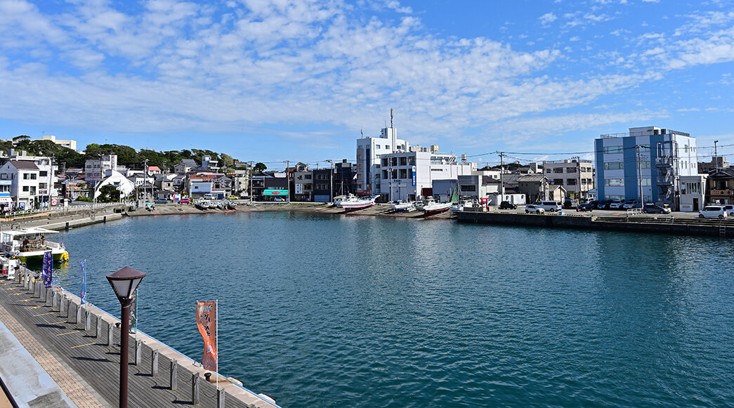 海鮮丼などのランチスポットやカフェスポットもある三崎港周辺