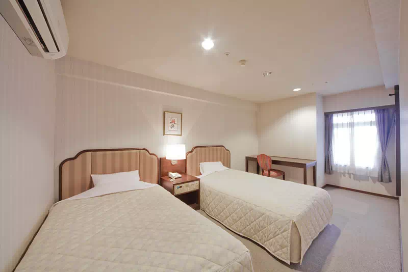 アリス 通路は石畳と空をモチーフ