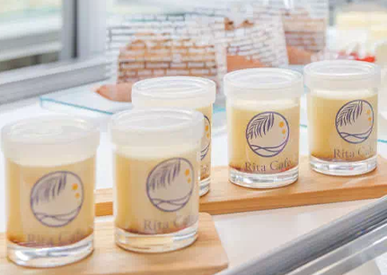 早めに到着したら、カフェでホテルメイドのスイーツを♪